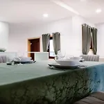 Apartment Spacious In Downtown *
