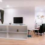 Spacious In Downtown Apartment *